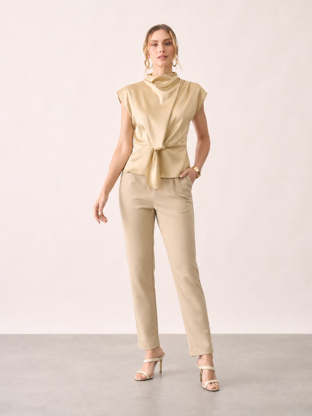 Blusa Acetinada com Gola Drapeada - Milalai Blusa Acetinada com Gola Drapeada - Milalai