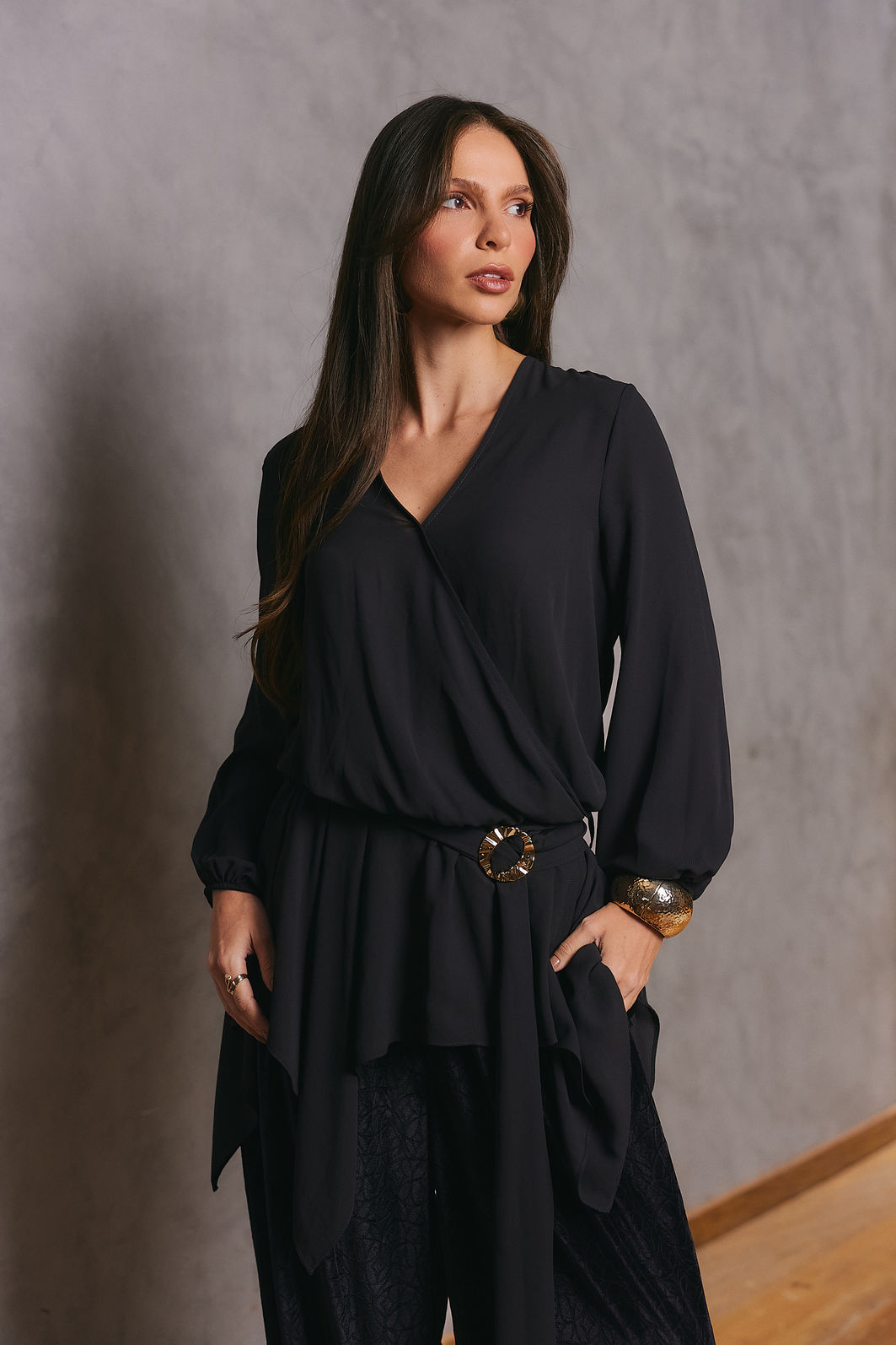 Blusa Crepe Barra Assimétrica - Unique Chic Blusa Crepe Barra Assimétrica - Unique Chic