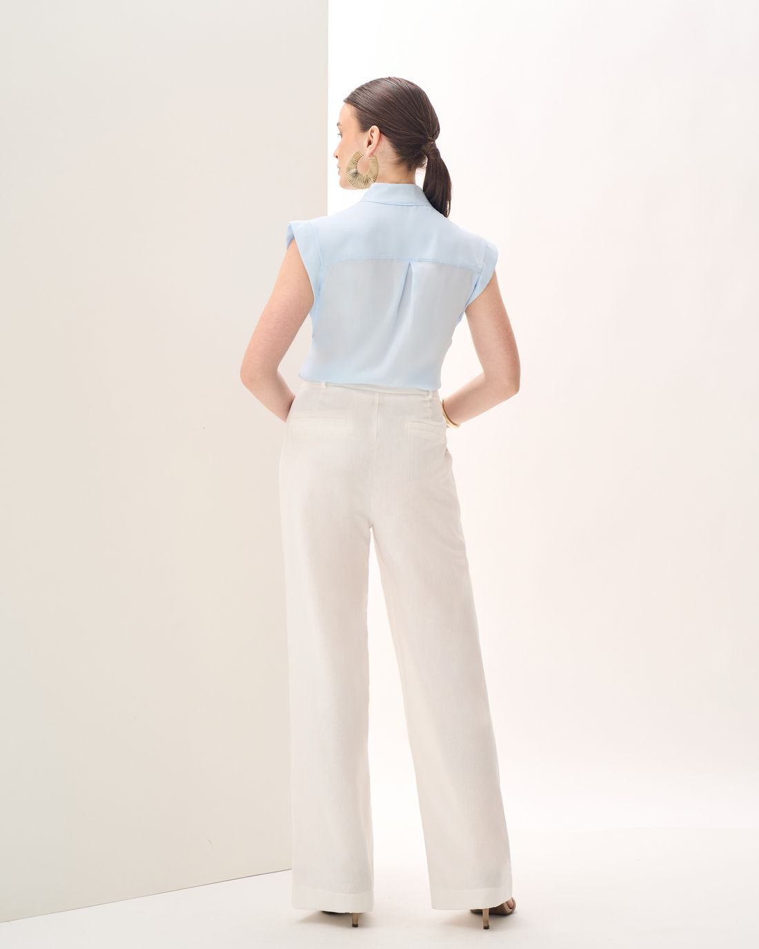 Camisa de Crepe com Gola Alta e Botão Orgânico - Milalai Camisa de Crepe com Gola Alta e Botão Orgânico - Milalai