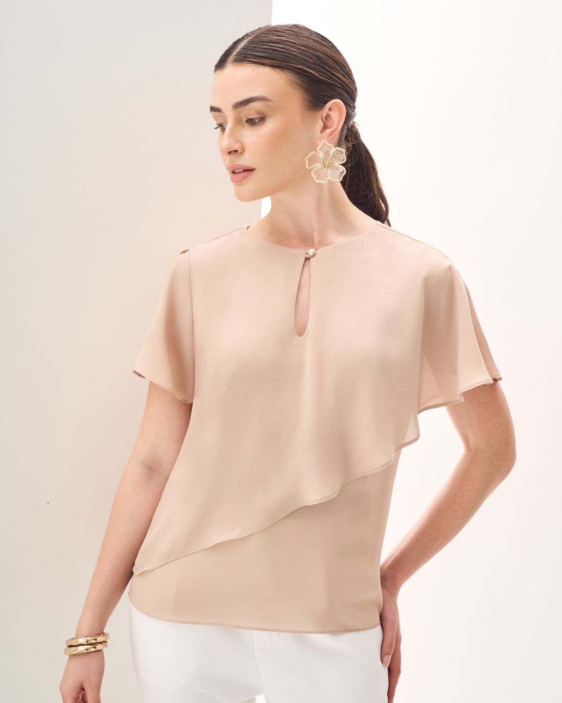 Blusa de Crepe Assimétrica com Botão no Decote - Milalai Blusa de Crepe Assimétrica com Botão no Decote - Milalai