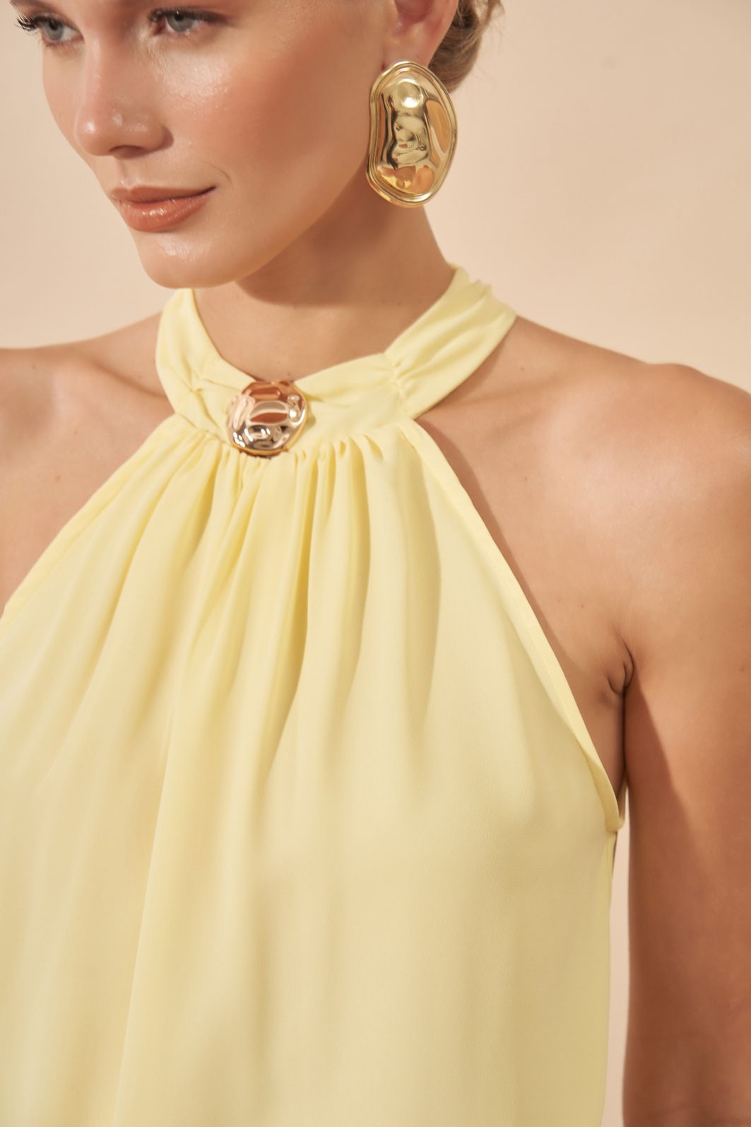 Regata Crepe Com Fivela Exclusiva Gola - Milalai Regata Crepe Com Fivela Exclusiva Gola - Milalai