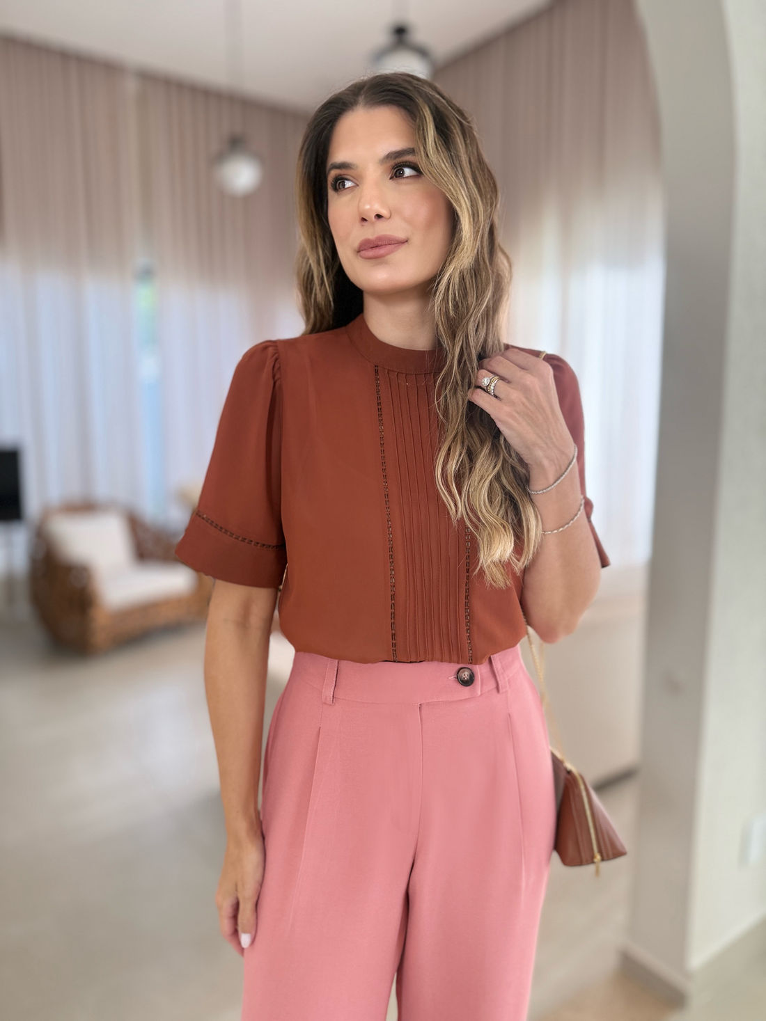 Blusa Crepe Gola Alta com Nervura e Renda - Doce Flor Blusa Crepe Gola Alta com Nervura e Renda - Doce Flor