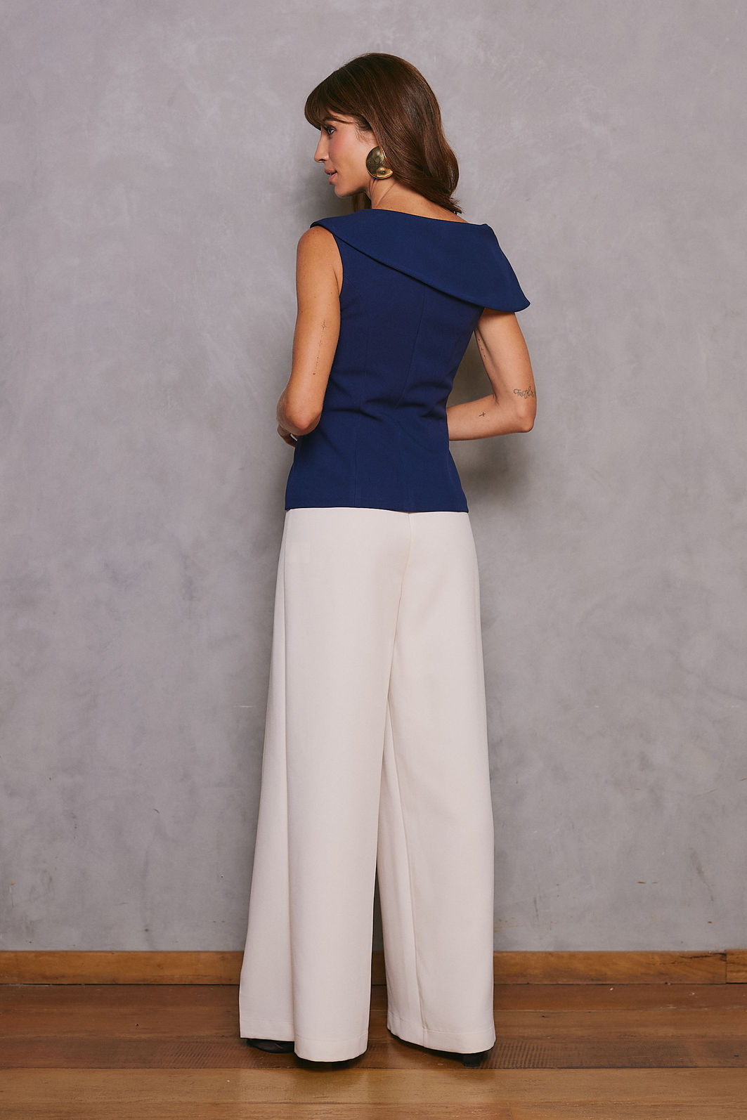 Blusa Decote Assimétrico Alfaiataria - Unique Chic Blusa Decote Assimétrico Alfaiataria - Unique Chic