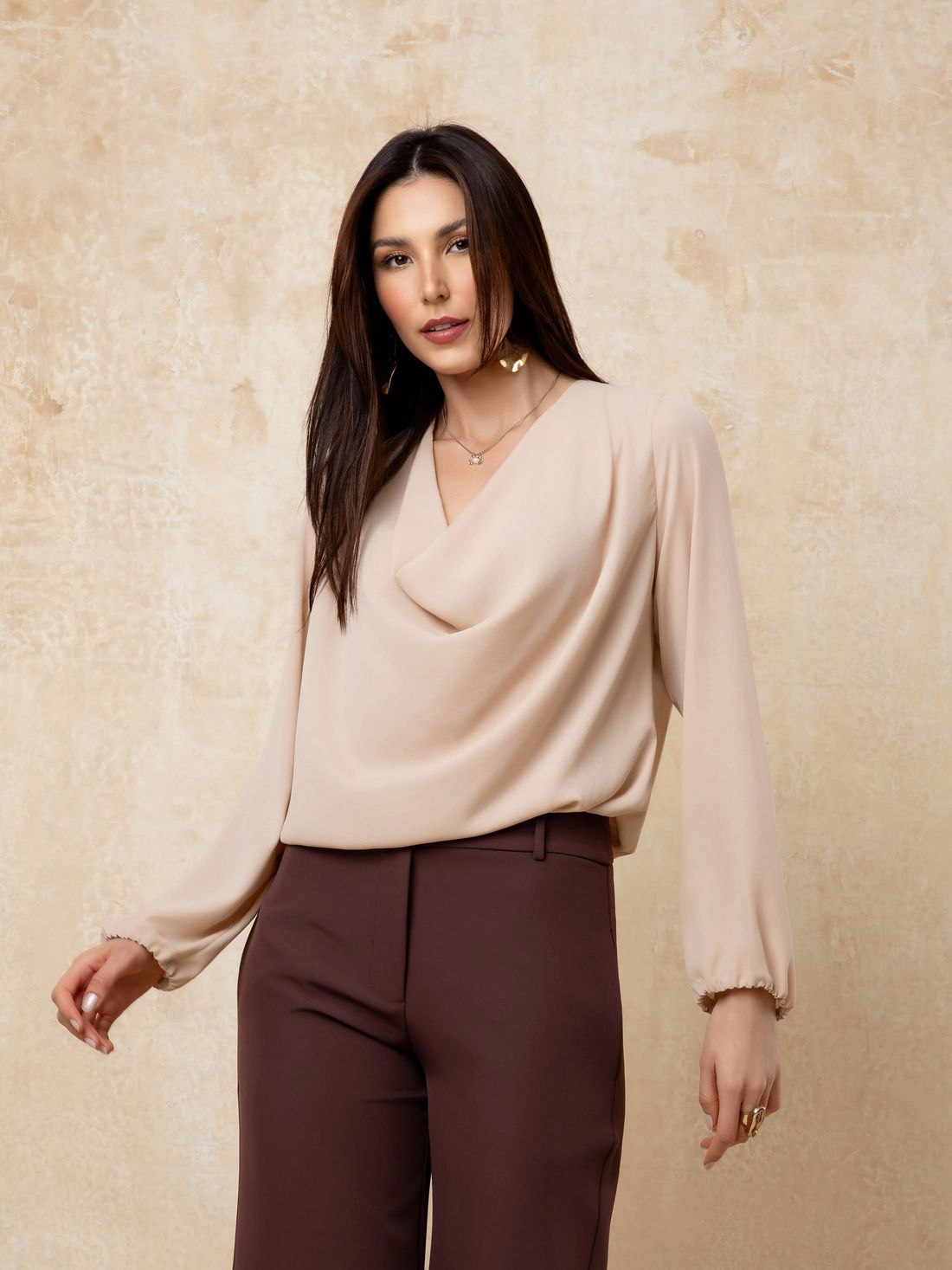 Blusa Crepe Manga Longa Decote Degagê - Doce Flor Blusa Crepe Manga Longa Decote Degagê - Doce Flor