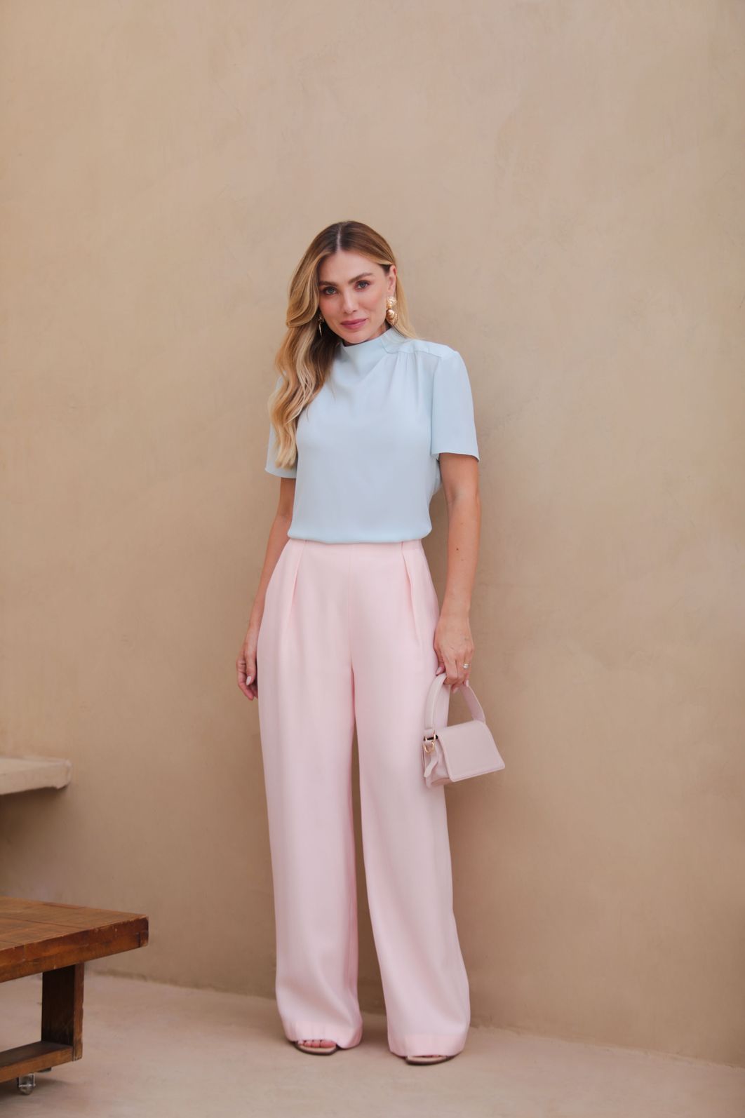 Blusa Crepe Gola Alta Detalhe Franzido - Donna Ritz Blusa Crepe Gola Alta Detalhe Franzido - Donna Ritz