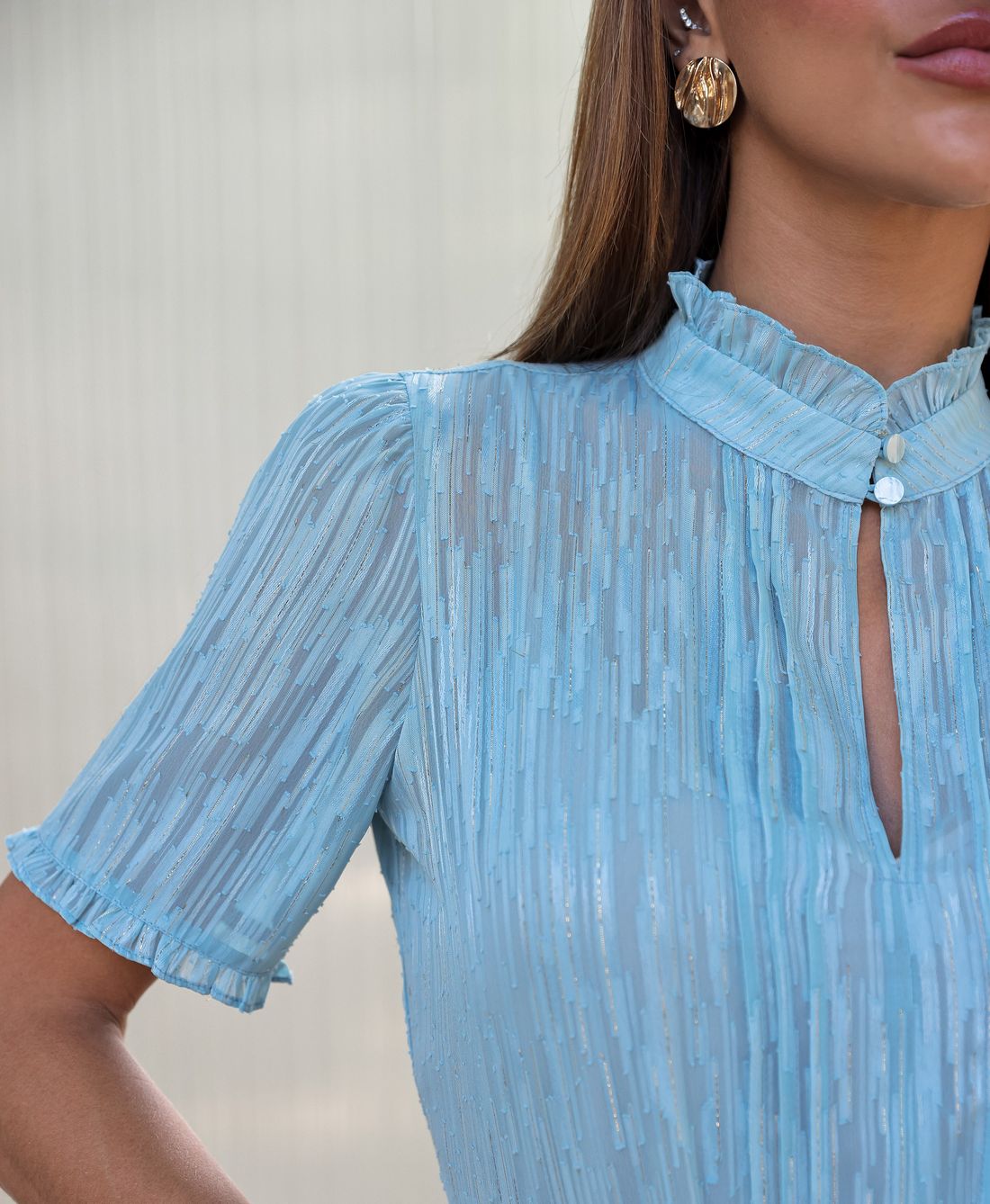 Blusa Chiffon Gola Alta Com Pregas E Babado - Doce Flor