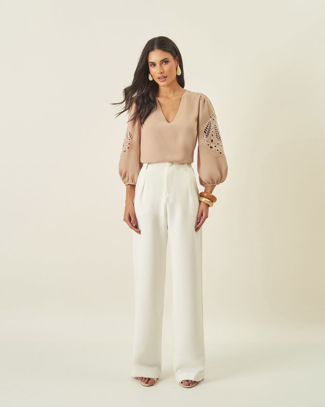 Blusa Crepe Manga Bordada Decote V - Milalai Blusa Crepe Manga Bordada Decote V - Milalai