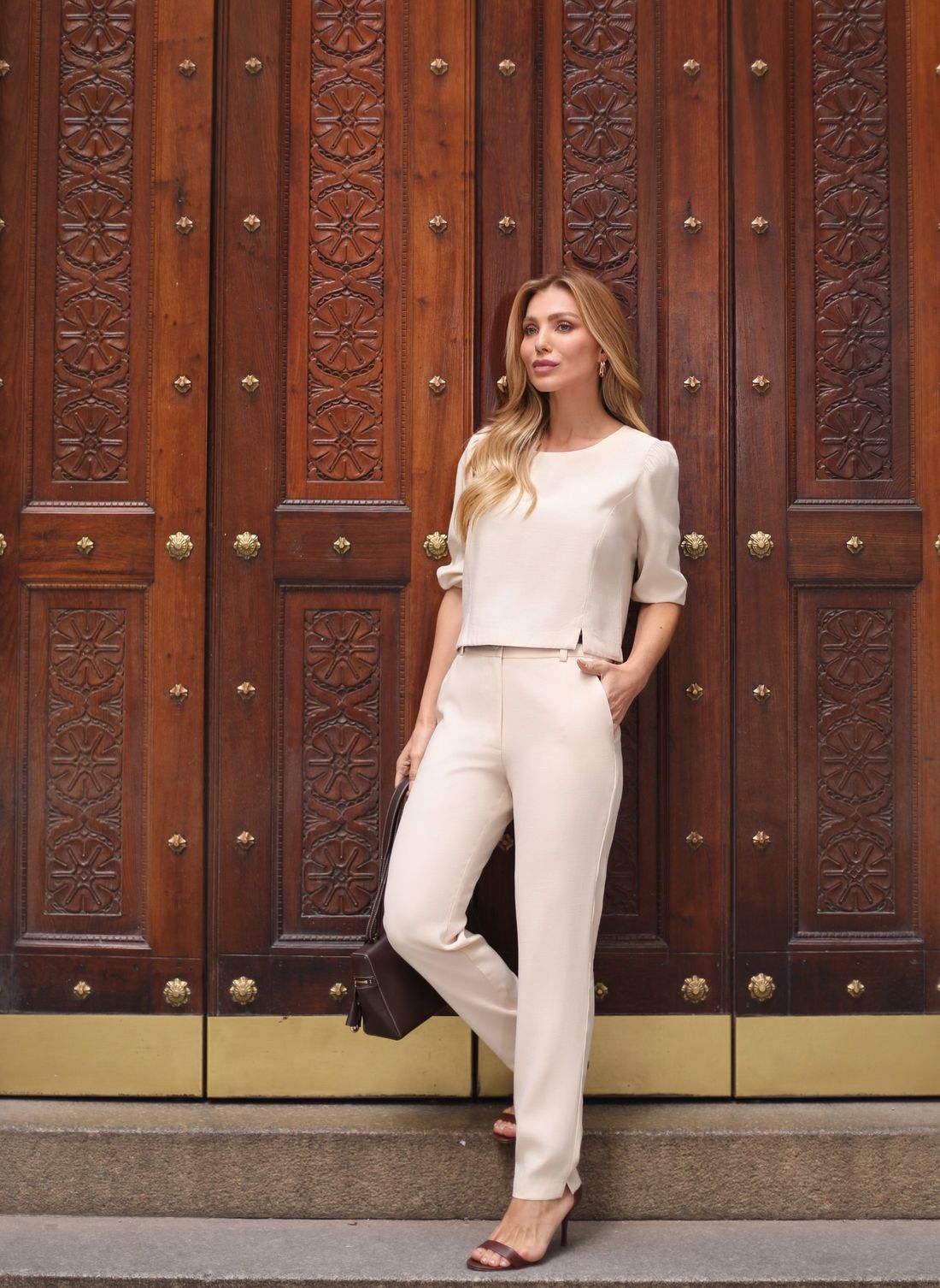 Calça Alfaiataria Viscose Com Fenda Barra - Doce Flor Calça Alfaiataria Viscose Com Fenda Barra - Doce Flor