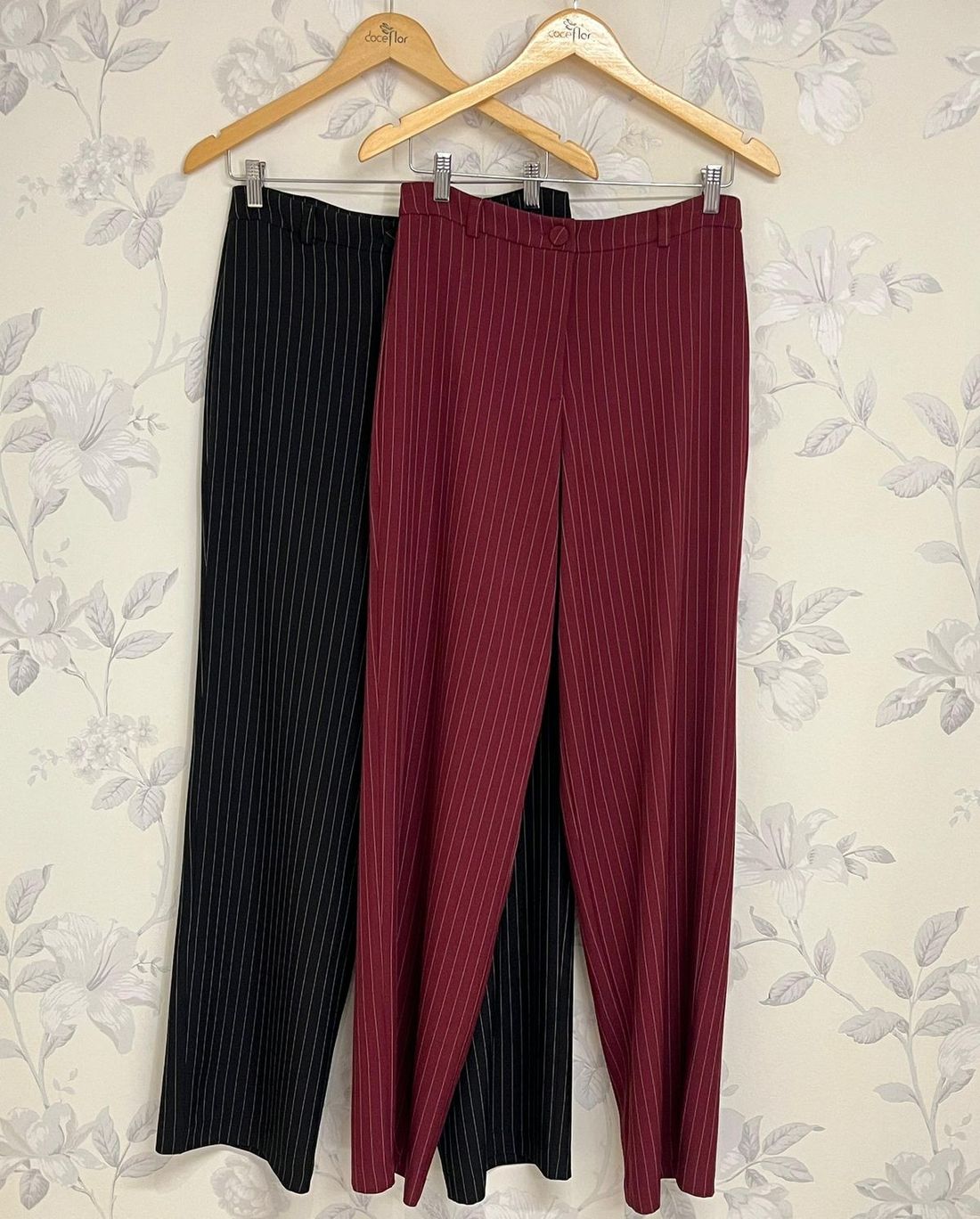 Calça Reta Botão Forrado Risca De Giz - Doce Flor