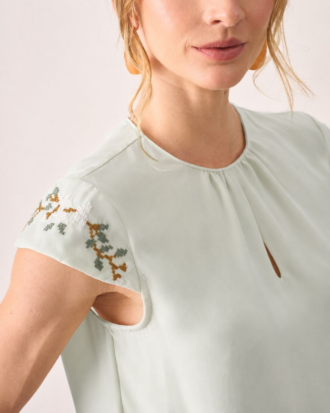 Blusa Crepe Manga Bordada - Milalai