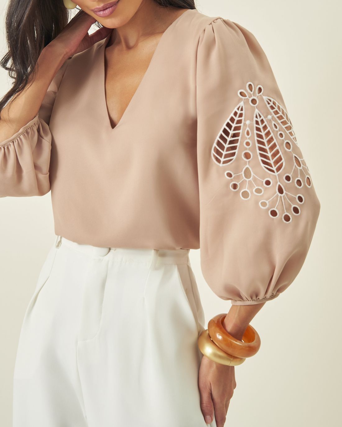 Blusa Crepe Manga Bordada Decote V - Milalai Blusa Crepe Manga Bordada Decote V - Milalai