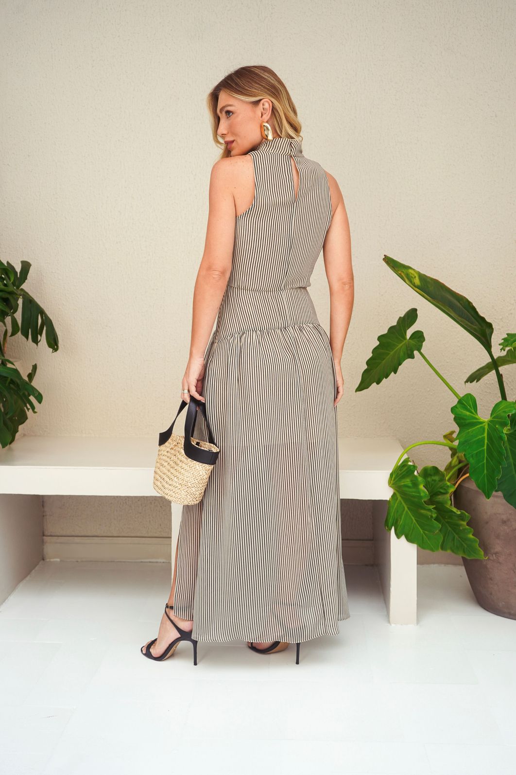 Vestido Longo Gola Alta Chiffon Listrado - Donna Ritz Vestido Longo Gola Alta Chiffon Listrado - Donna Ritz