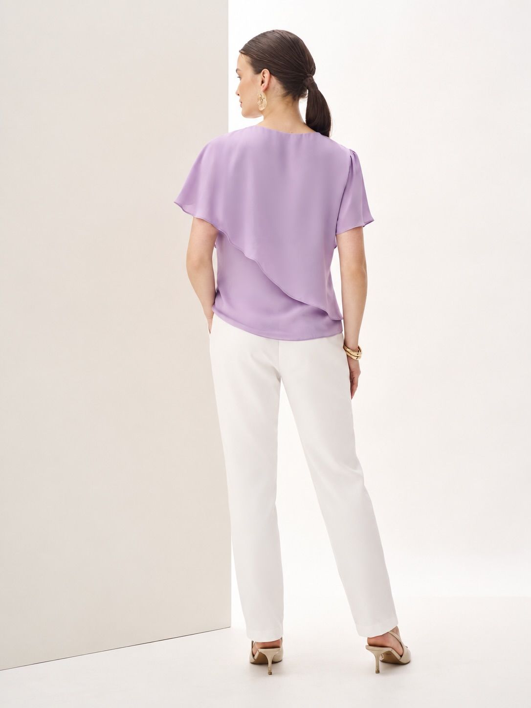 Blusa de Crepe Assimétrica com Botão no Decote - Milalai Blusa de Crepe Assimétrica com Botão no Decote - Milalai