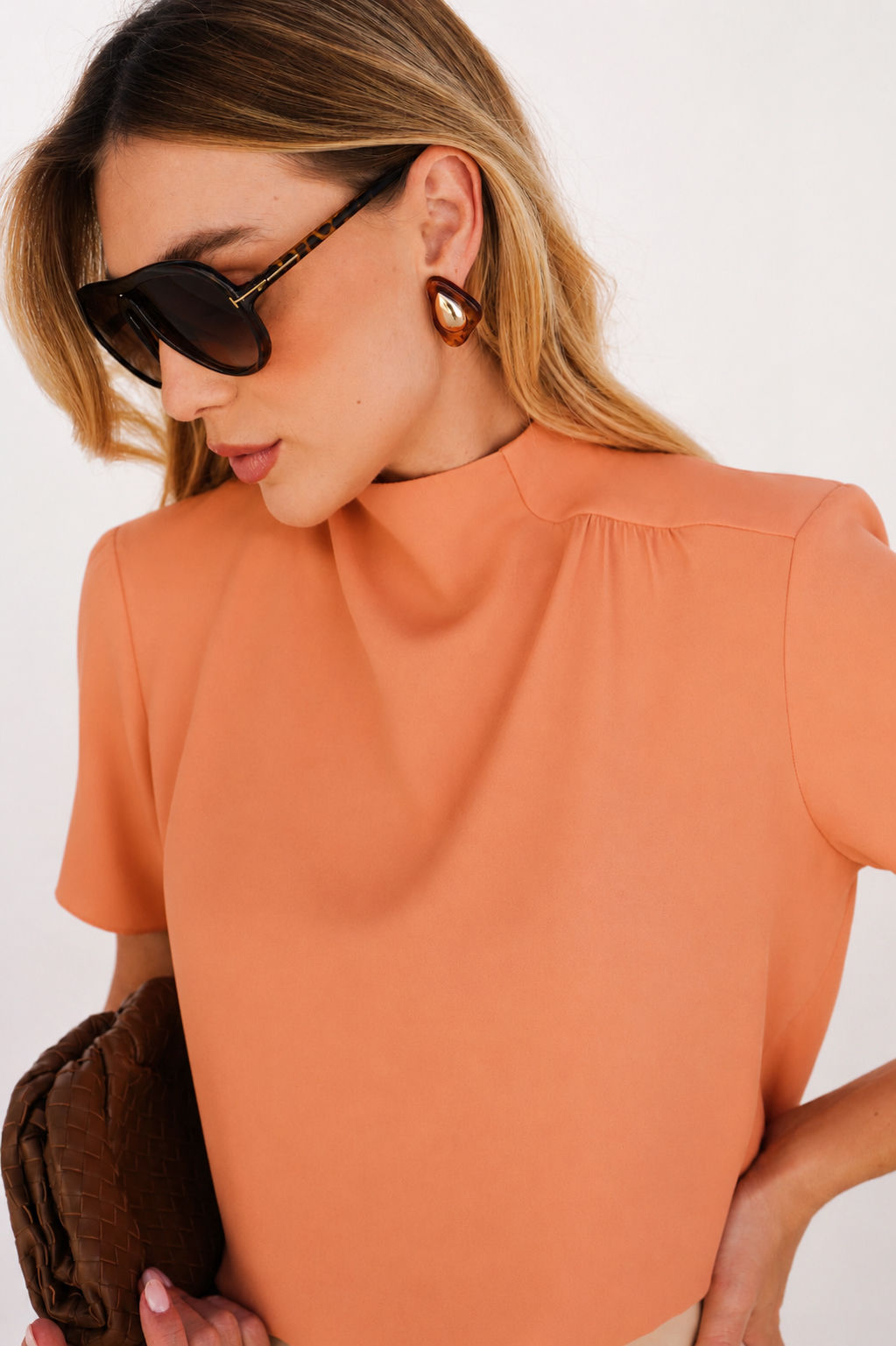 Blusa Crepe Gola Alta Detalhe Franzido - Donna Ritz Blusa Crepe Gola Alta Detalhe Franzido - Donna Ritz