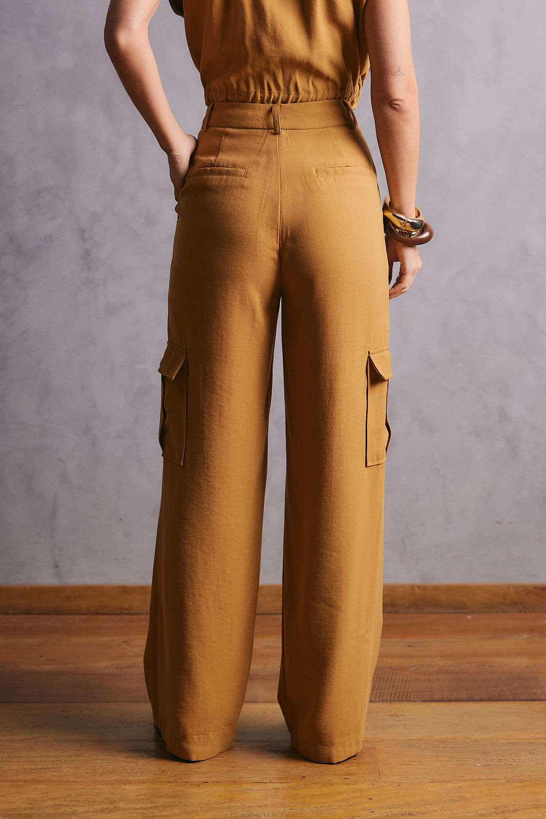 Calça Reta Bolso Cargo - Unique Chic Calça Reta Bolso Cargo - Unique Chic
