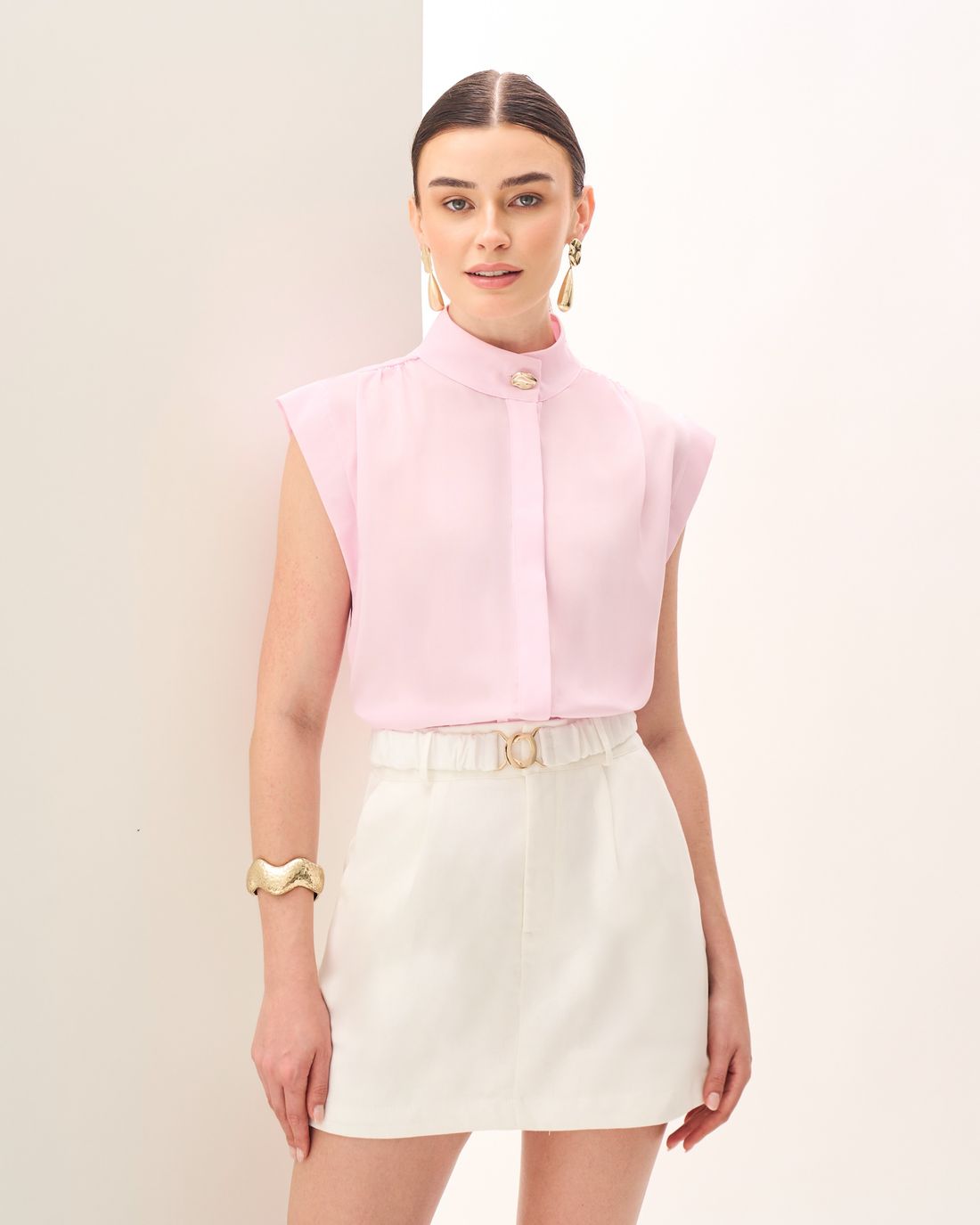 Camisa de Crepe com Gola Alta e Botão Orgânico - Milalai Camisa de Crepe com Gola Alta e Botão Orgânico - Milalai