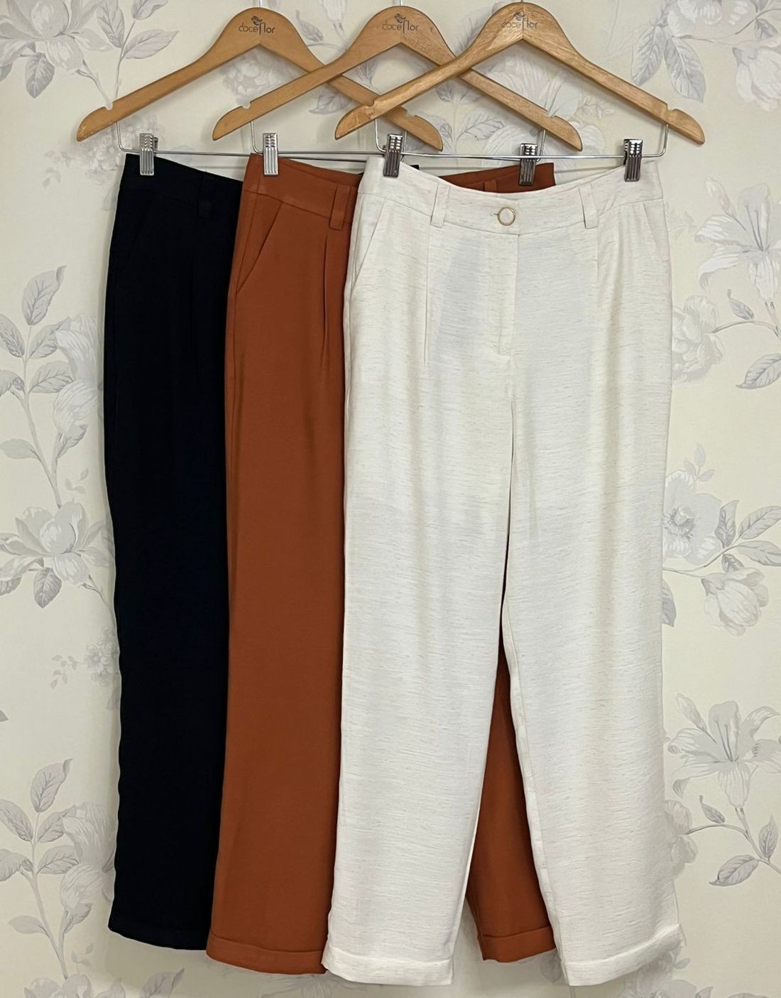 Calça Com Pregas Barra Italiana - Doce Flor Calça Com Pregas Barra Italiana - Doce Flor