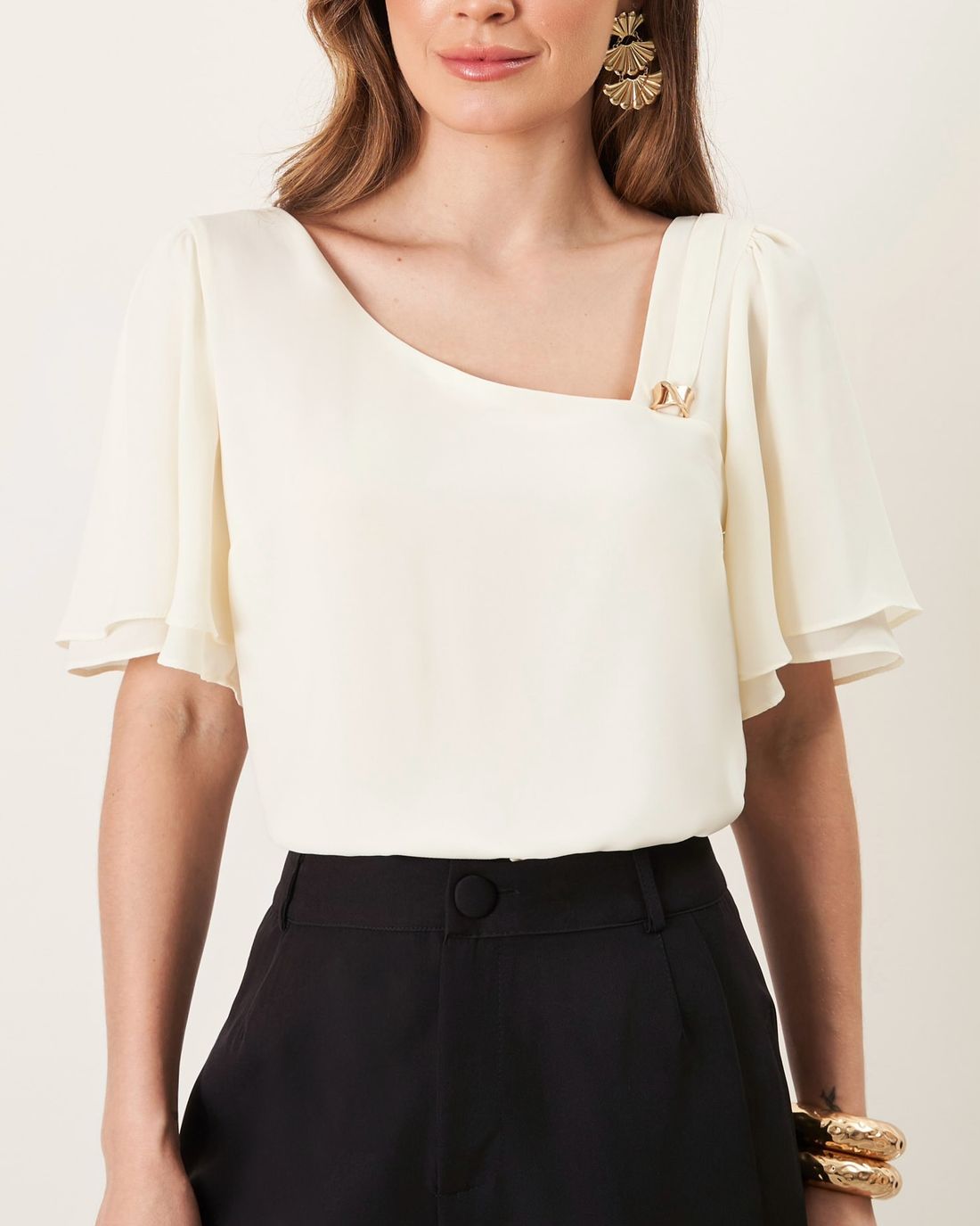 Blusa Crepe Decote Assimétrico Com Fivela - Milalai Blusa Crepe Decote Assimétrico Com Fivela - Milalai