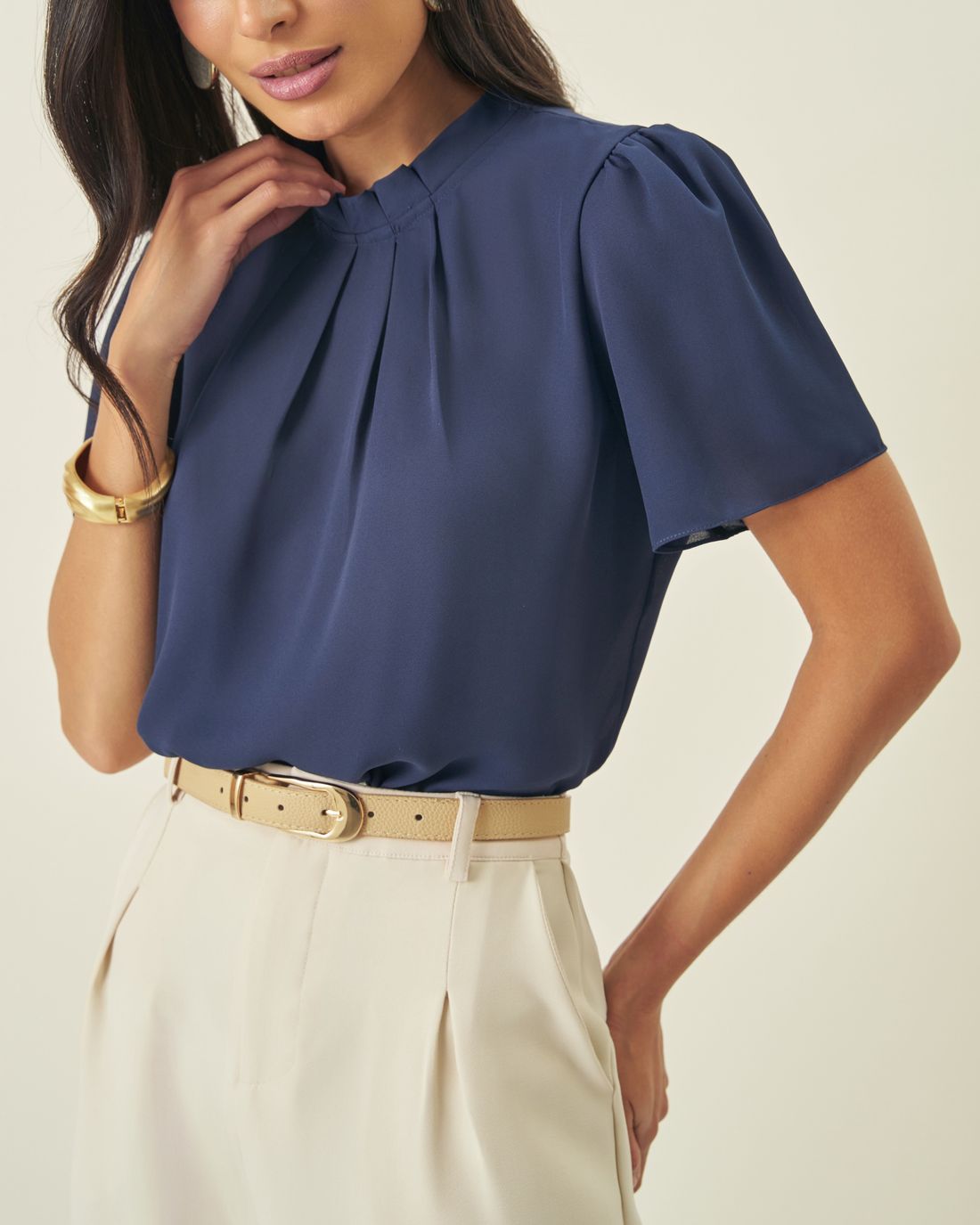 Blusa Feminina em Crepe GGT com Gola Alta e Pregas - Milalai Blusa Feminina em Crepe GGT com Gola Alta e Pregas - Milalai
