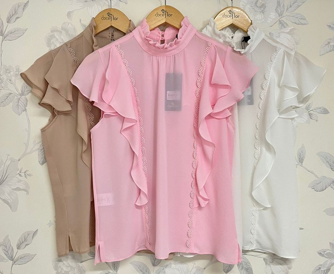 Blusa Gola Alta com Jabots e Renda - Doce Flor