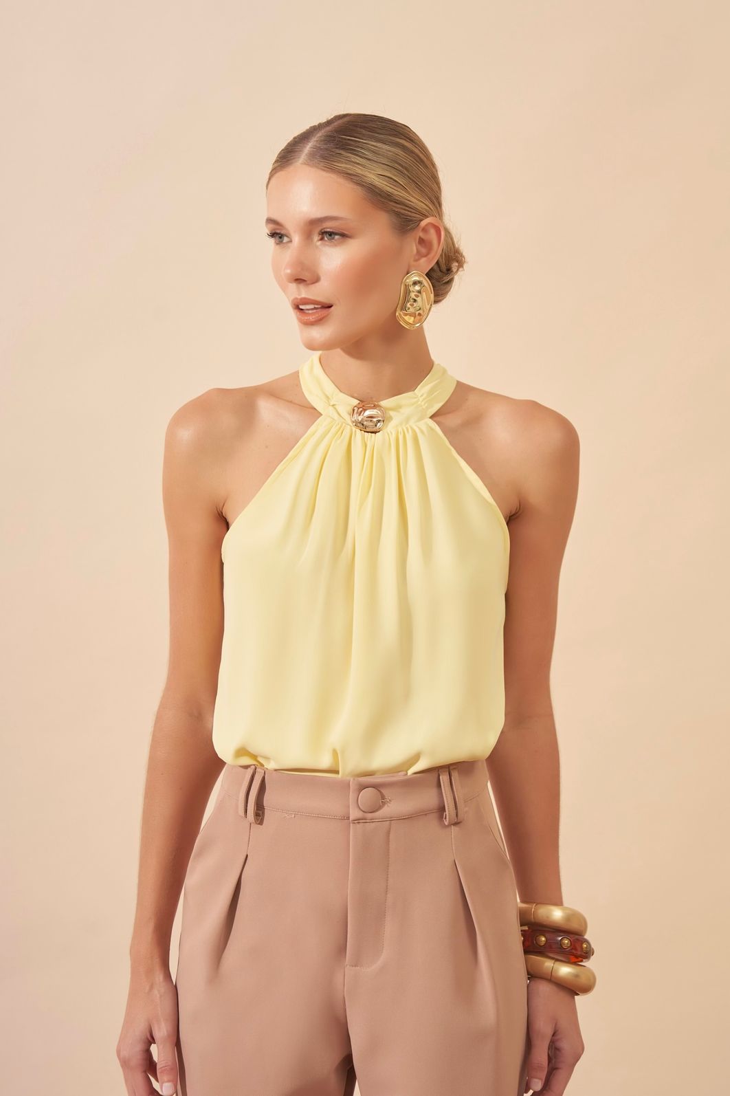 Regata Crepe Com Fivela Exclusiva Gola - Milalai Regata Crepe Com Fivela Exclusiva Gola - Milalai