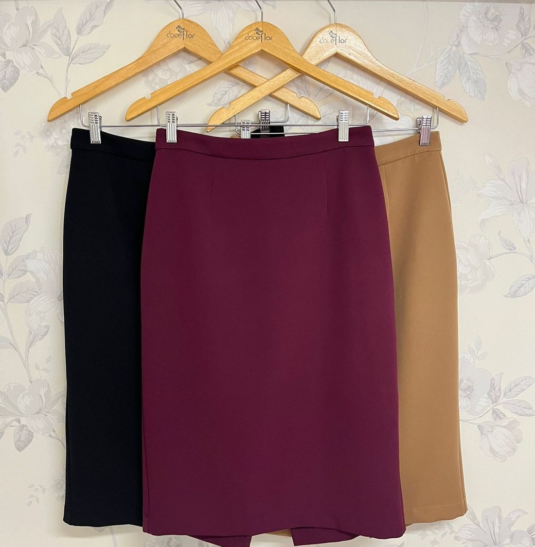 Saia Midi Lápis Com Fenda - Doce Flor