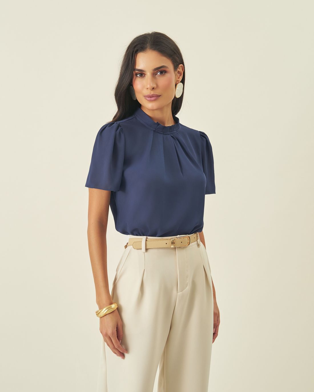 Blusa Feminina em Crepe GGT com Gola Alta e Pregas - Milalai Blusa Feminina em Crepe GGT com Gola Alta e Pregas - Milalai