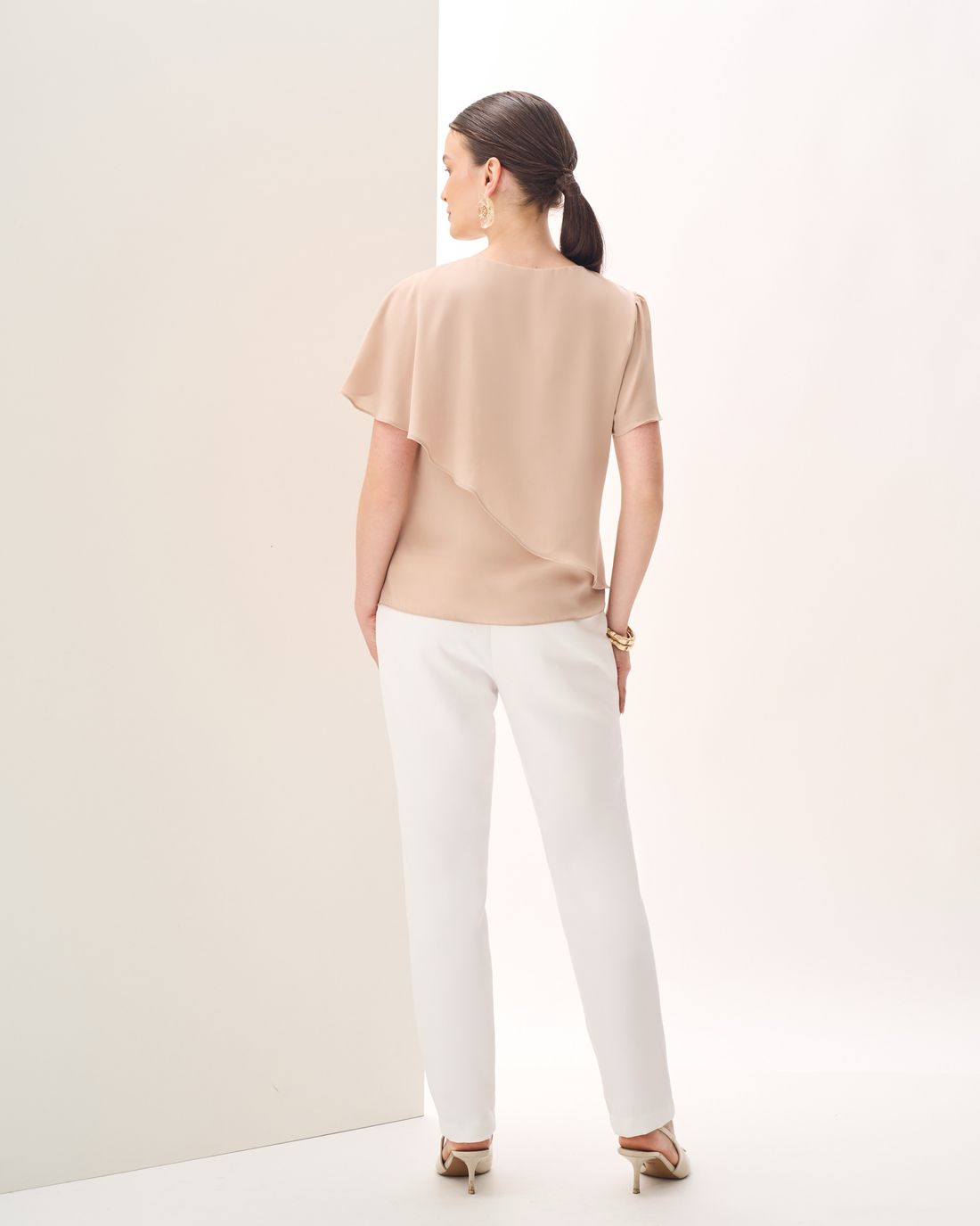 Blusa de Crepe Assimétrica com Botão no Decote - Milalai Blusa de Crepe Assimétrica com Botão no Decote - Milalai