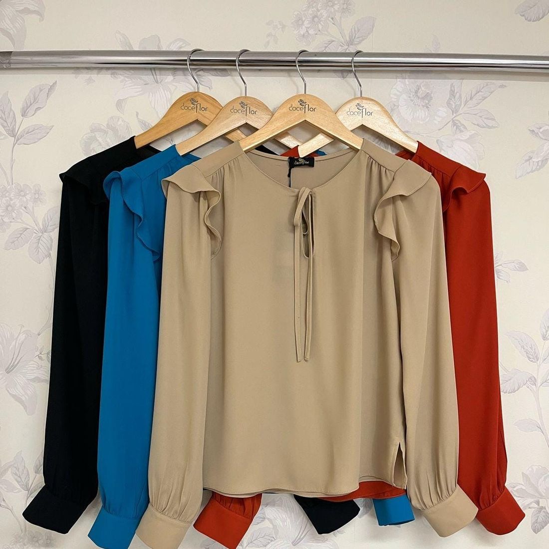 Blusa Crepe Manga Longa Com Amarração E Babados - Doce Flor Blusa Crepe Manga Longa Com Amarração E Babados - Doce Flor