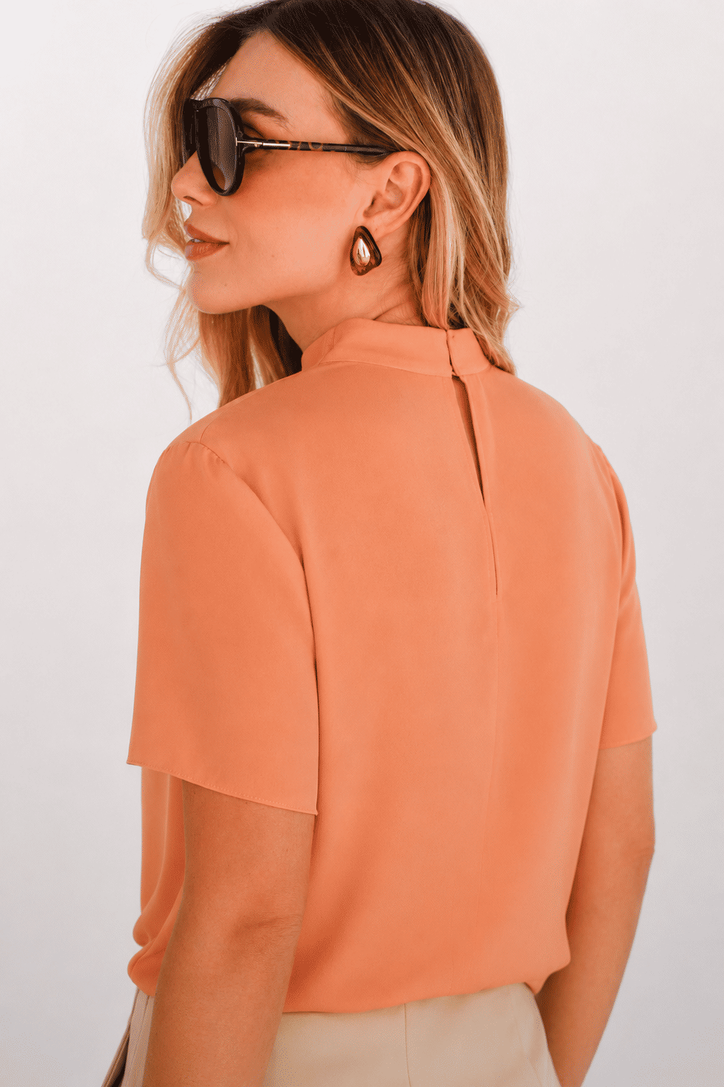 Blusa Crepe Gola Alta Detalhe Franzido - Donna Ritz Blusa Crepe Gola Alta Detalhe Franzido - Donna Ritz