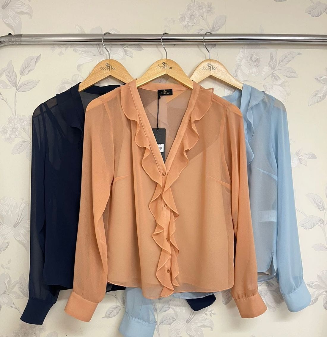 Blusa Crepe Decote V Jabots - Doce Flor Blusa Crepe Decote V Jabots - Doce Flor