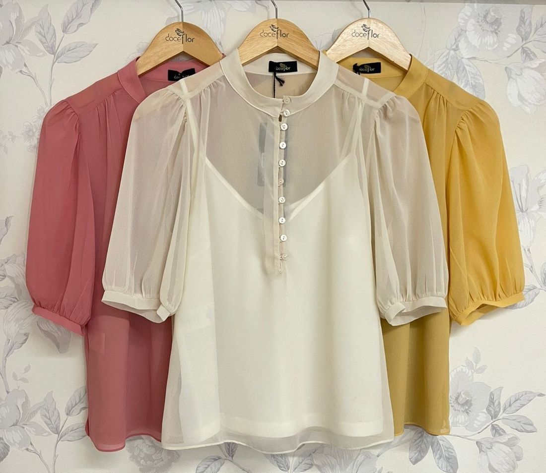 Blusa Gola Alta Com Botões No Decote - Doce Flor