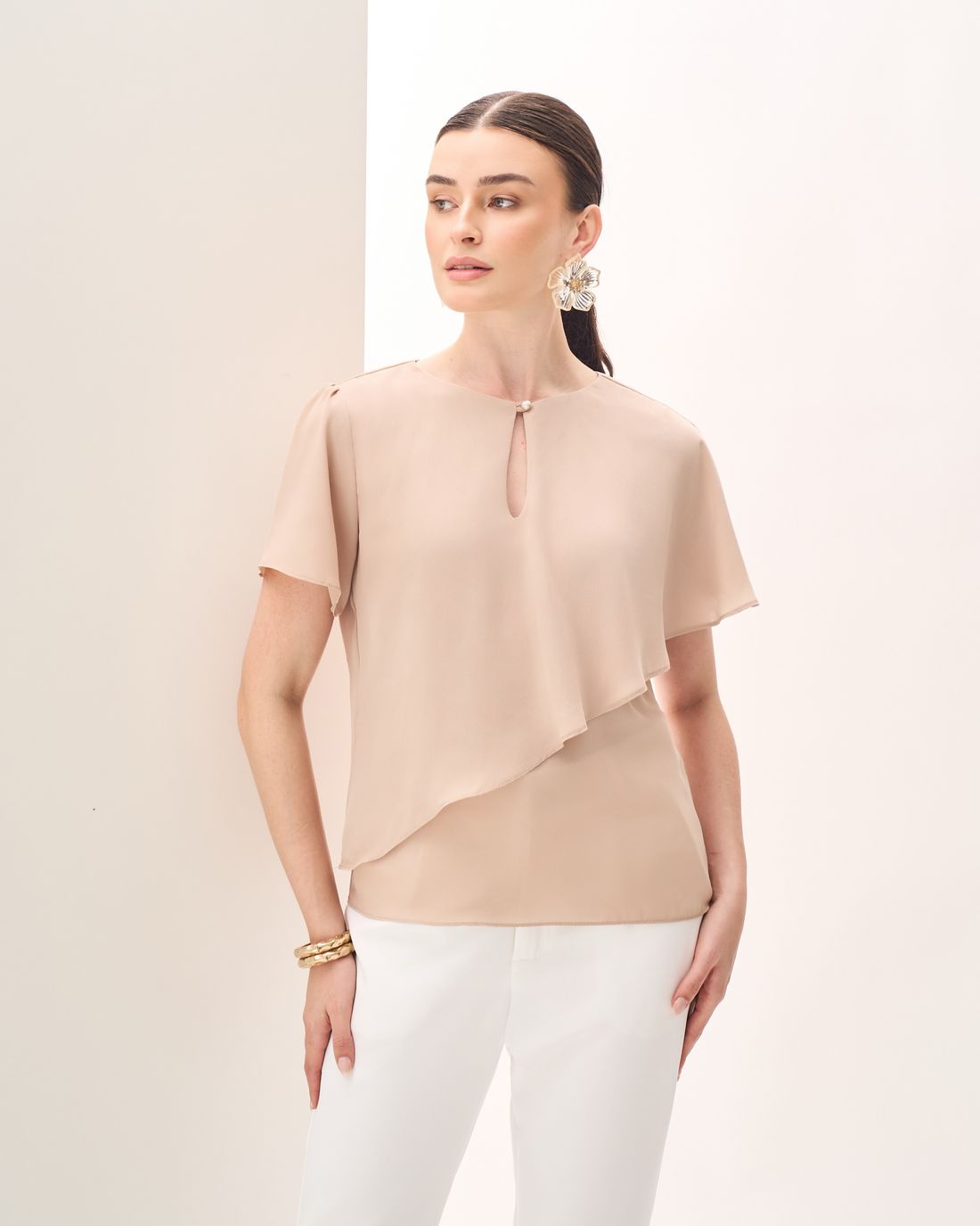 Blusa de Crepe Assimétrica com Botão no Decote - Milalai Blusa de Crepe Assimétrica com Botão no Decote - Milalai