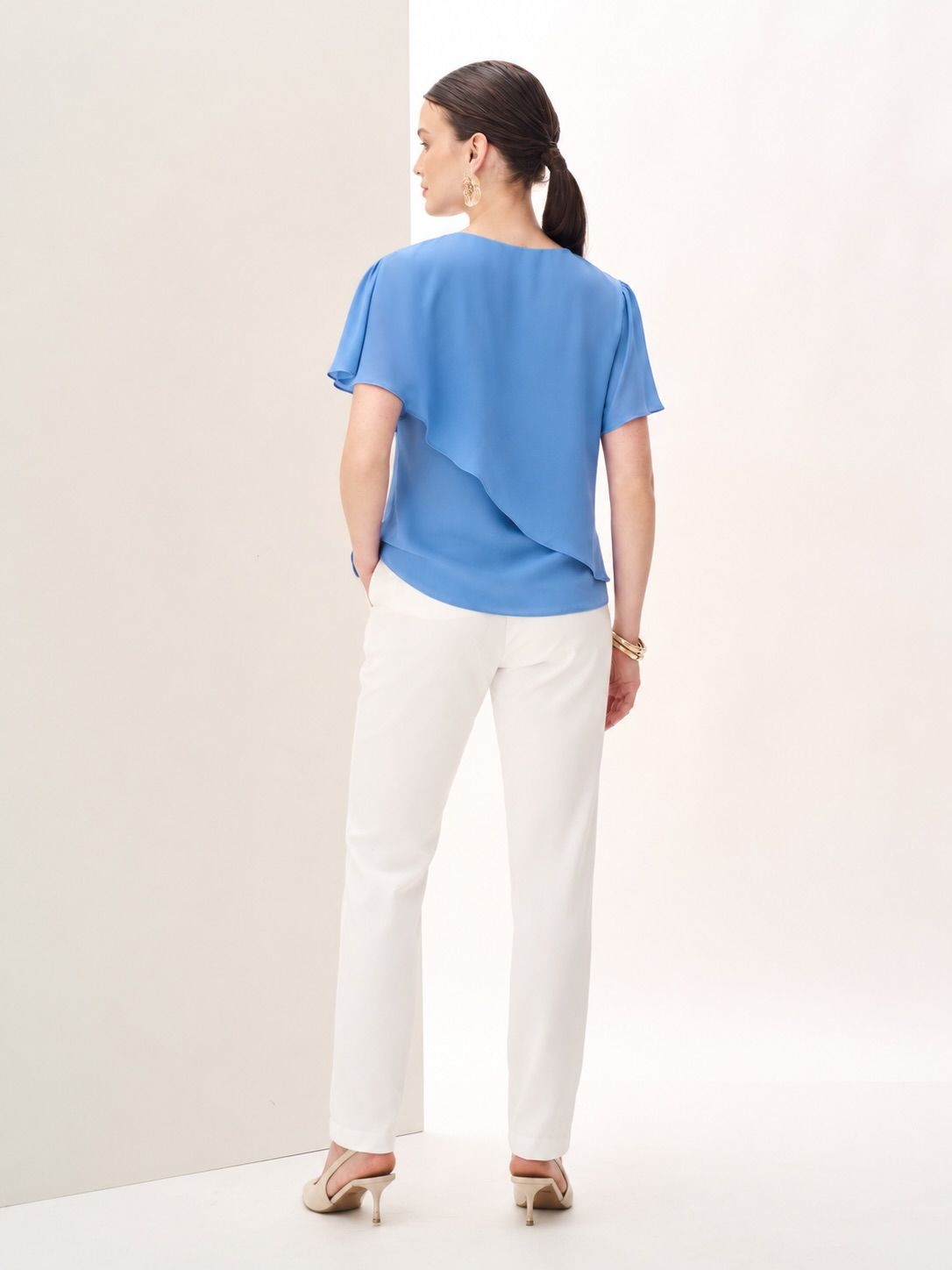 Blusa de Crepe Assimétrica com Botão no Decote - Milalai Blusa de Crepe Assimétrica com Botão no Decote - Milalai