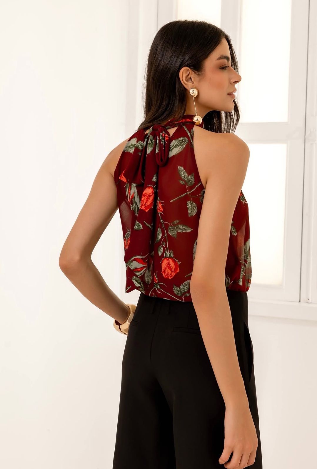 Regata Crepe Floral Gola Laço - Doce Flor Regata Crepe Floral Gola Laço - Doce Flor
