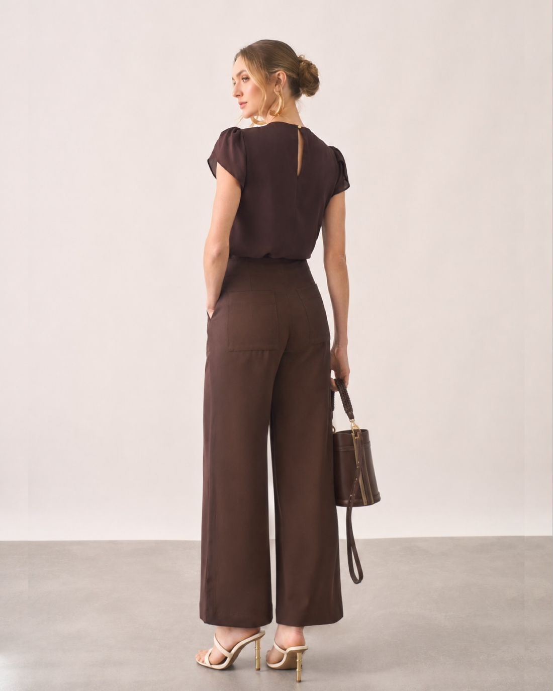 Blusa Crepe Decote Fivela Dourada - Milalai Blusa Crepe Decote Fivela Dourada - Milalai