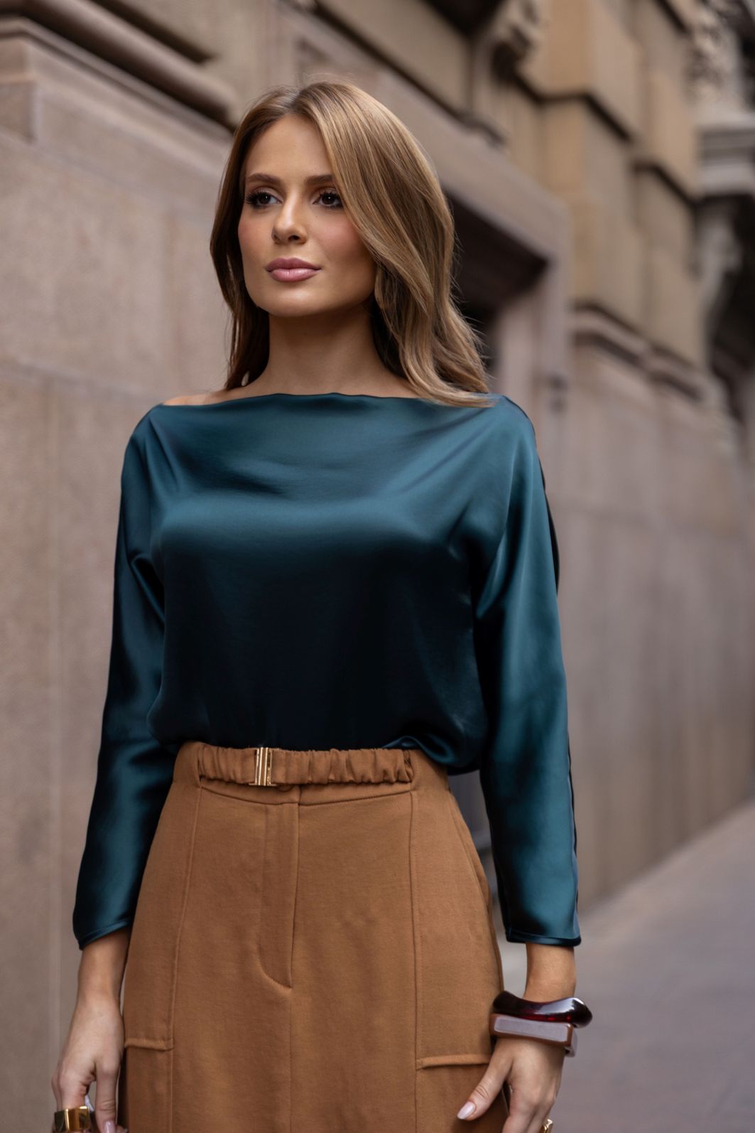 Blusa Acetinada Decote Canoa - Doce Flor