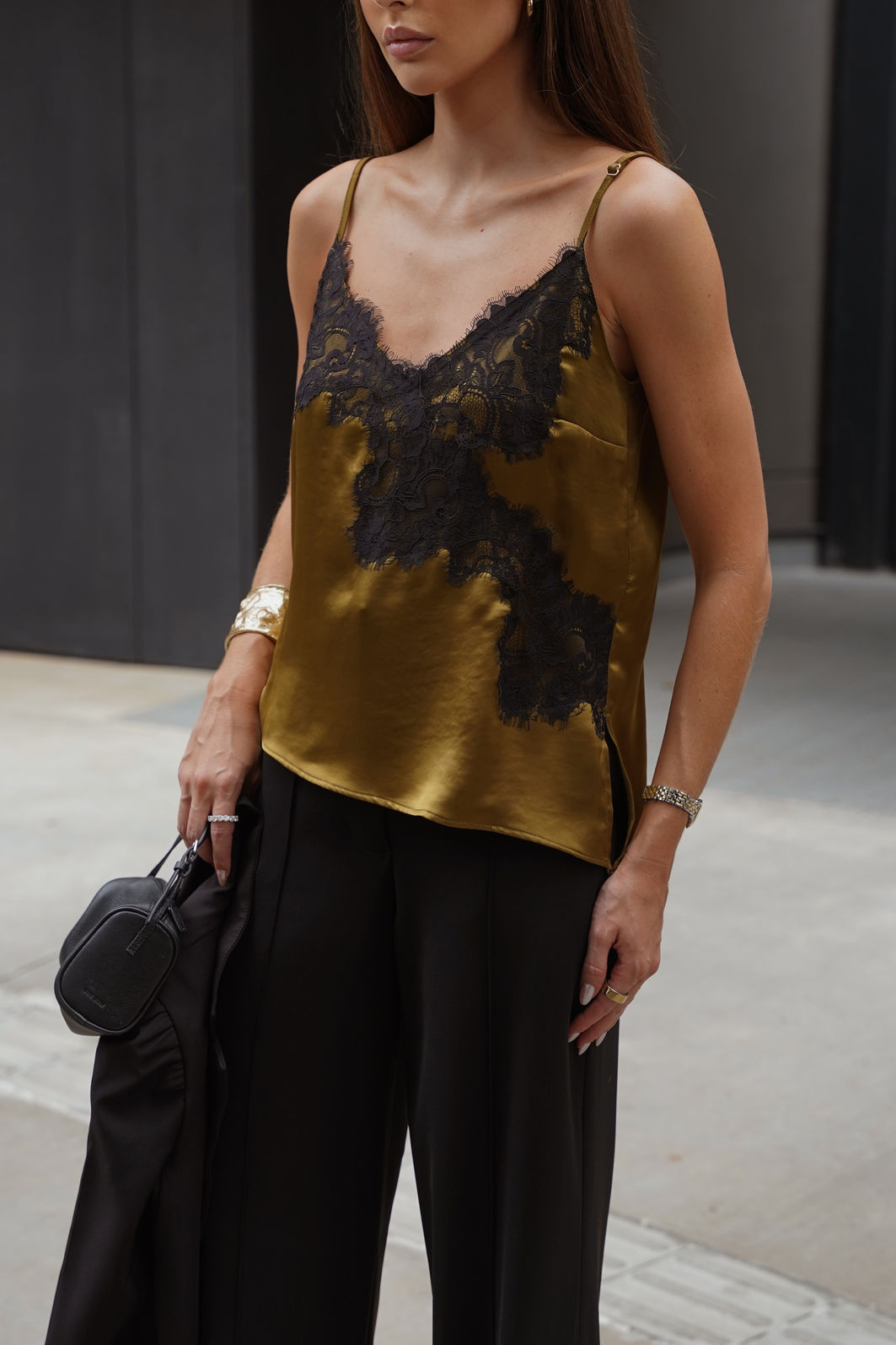 Regata Assimétrica Renda - Doce Flor