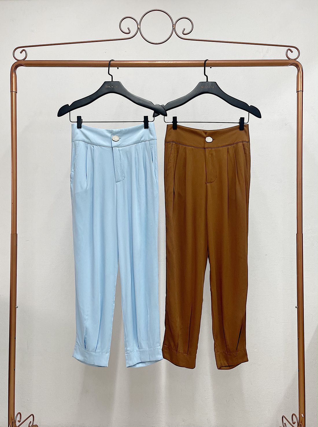 Calça Cenoura Viscose Sarja Botão Orgânico - Milalai Calça Cenoura Viscose Sarja Botão Orgânico - Milalai