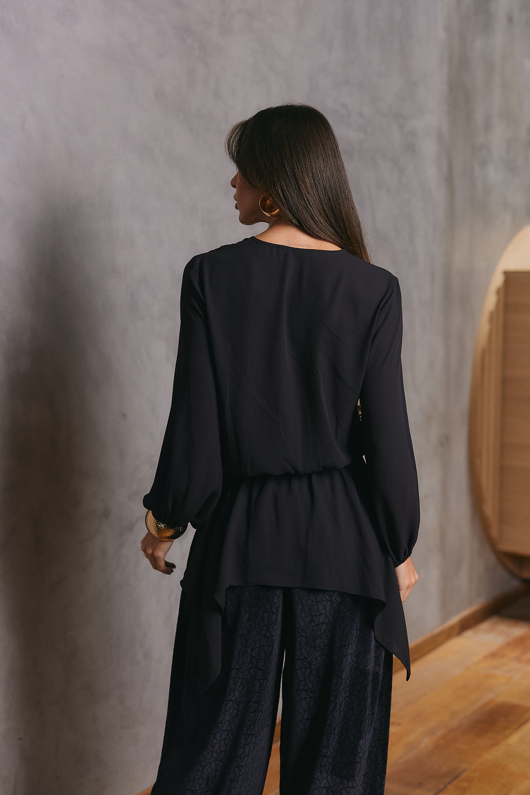 Blusa Crepe Barra Assimétrica - Unique Chic Blusa Crepe Barra Assimétrica - Unique Chic