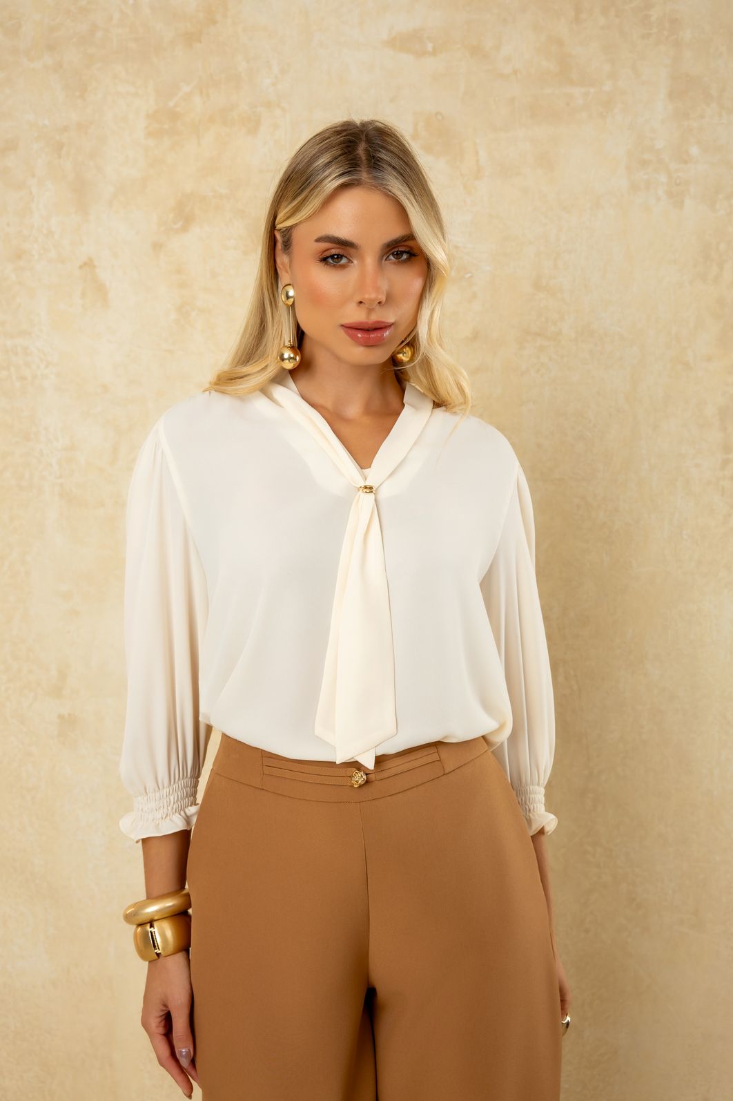 Blusa Feminina Manga 3/4 em Crepe com Gola Gravata - Doce Flor Blusa Feminina Manga 3/4 em Crepe com Gola Gravata - Doce Flor
