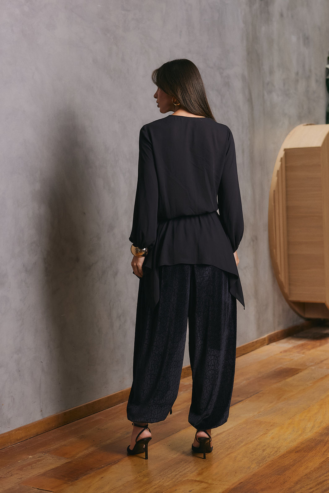 Blusa Crepe Barra Assimétrica - Unique Chic Blusa Crepe Barra Assimétrica - Unique Chic