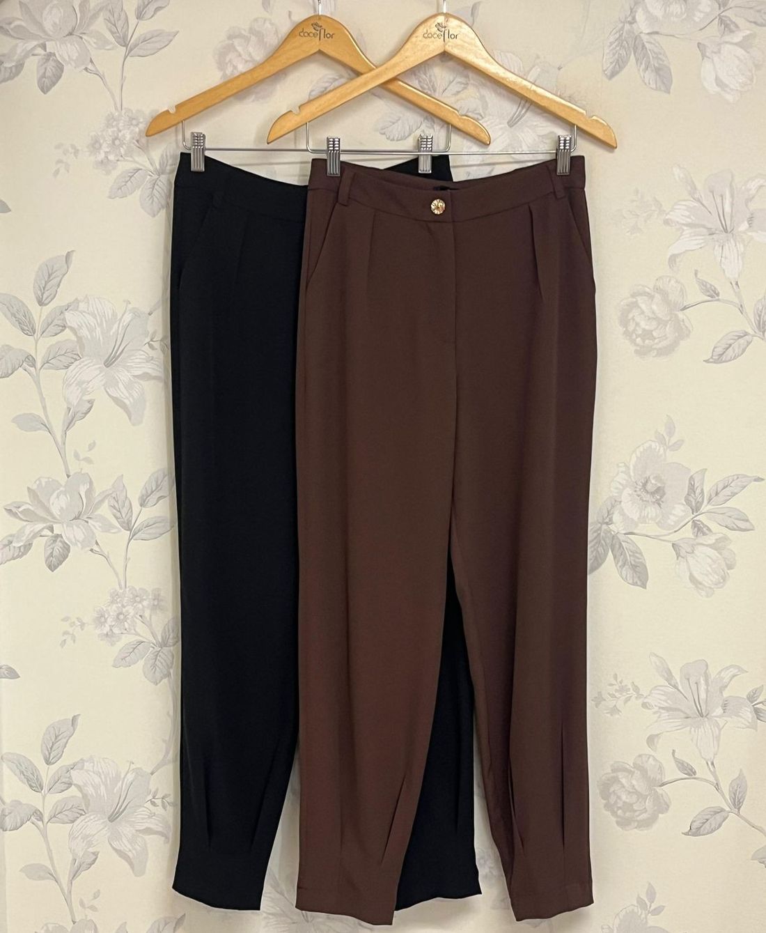 Calça Cenoura Pregas - Doce Flor Calça Cenoura Pregas - Doce Flor