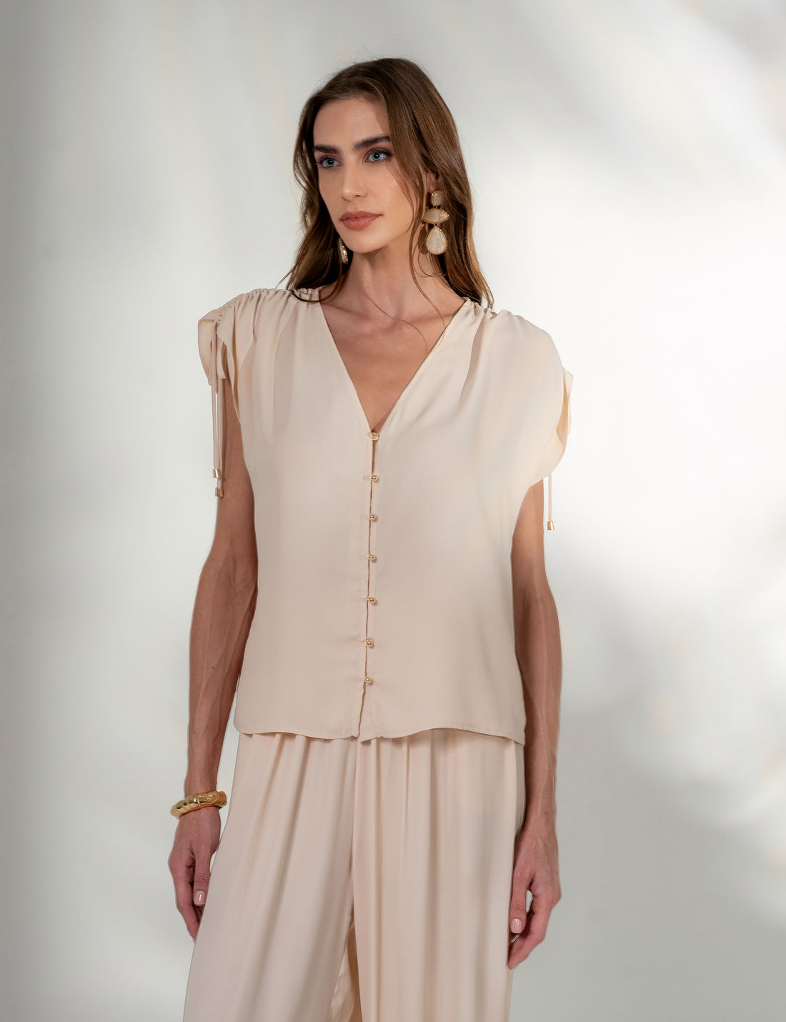 Blusa Crepe Botões Isis - Unique Chic Blusa Crepe Botões Isis - Unique Chic