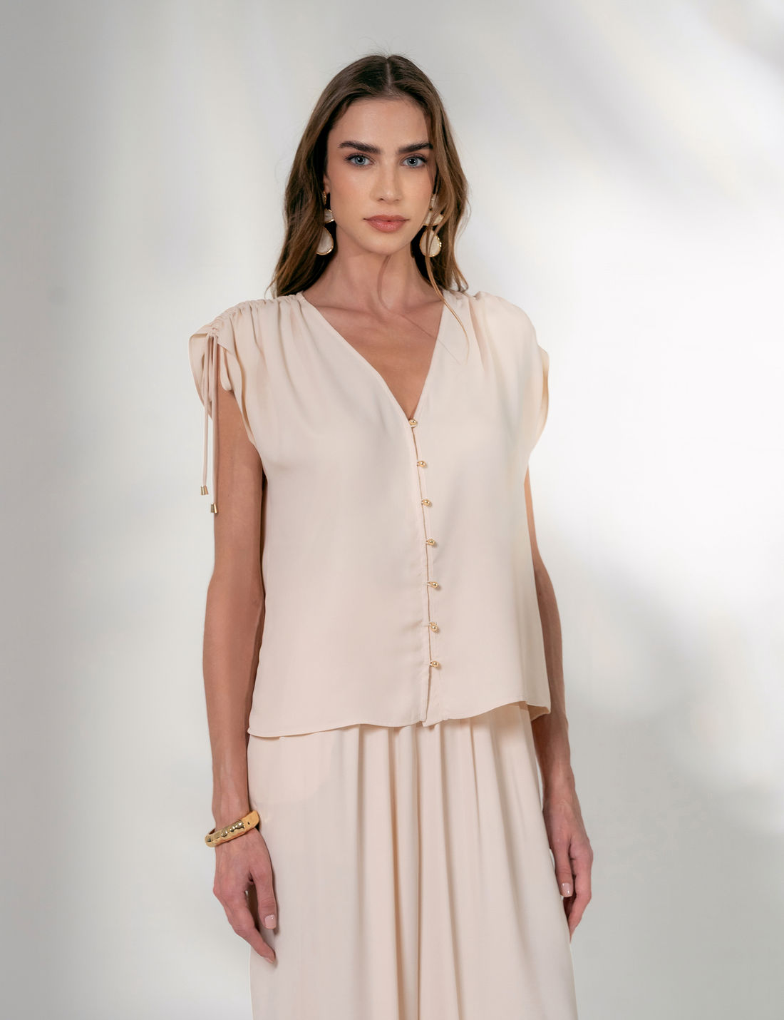 Blusa Crepe Botões Isis - Unique Chic Blusa Crepe Botões Isis - Unique Chic