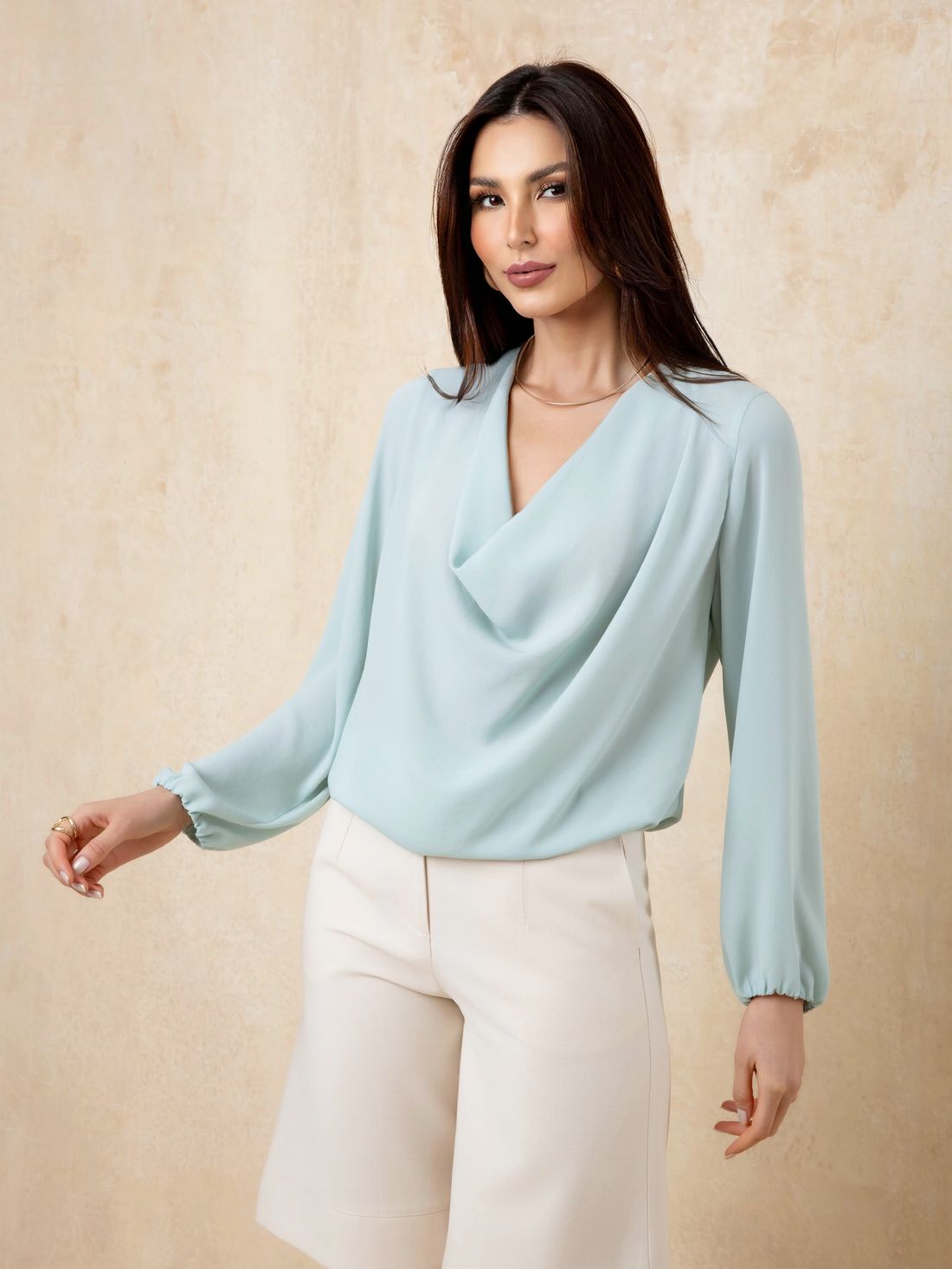 Blusa Crepe Manga Longa Decote Degagê - Doce Flor Blusa Crepe Manga Longa Decote Degagê - Doce Flor