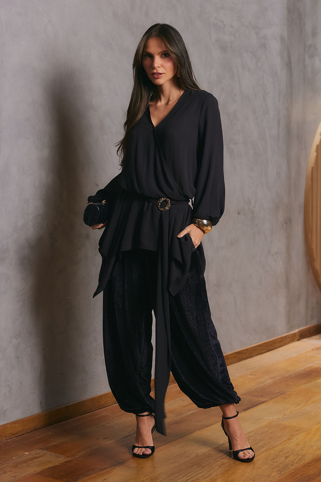 Blusa Crepe Barra Assimétrica - Unique Chic Blusa Crepe Barra Assimétrica - Unique Chic