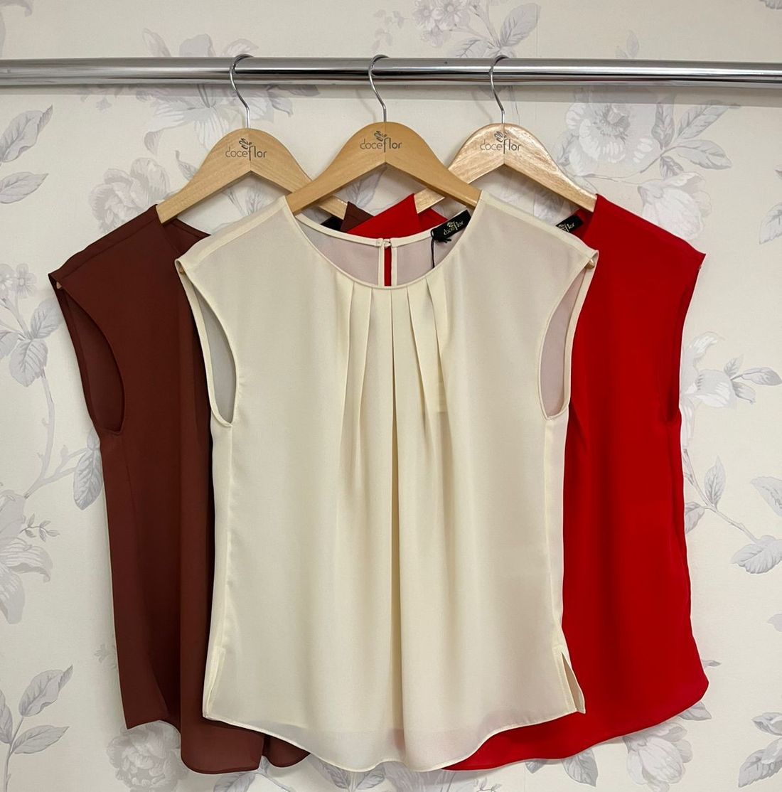 Blusa Pregas no Decote - Doce Flor