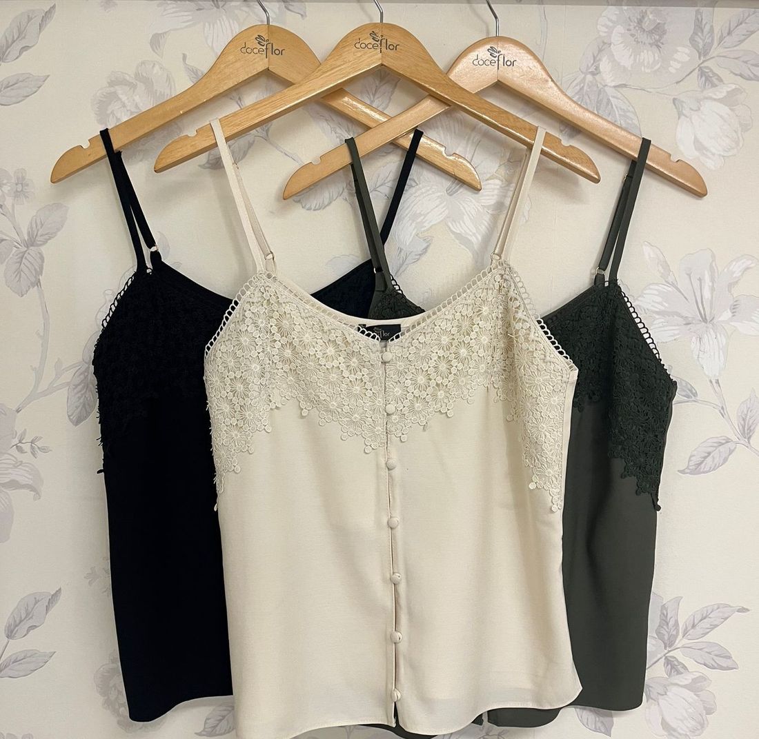 Regata Renda No Decote E Botões - Doce Flor