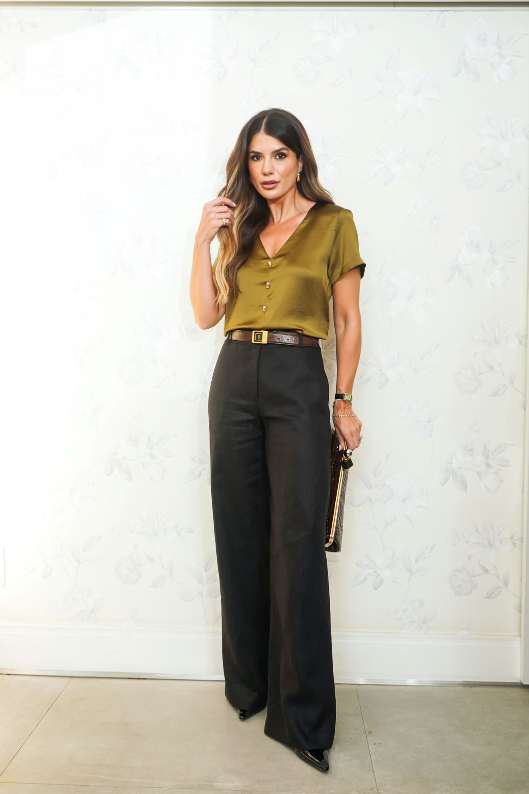 Blusa Crepe Acetinada Decote V Manga Curta - Doce Flor
